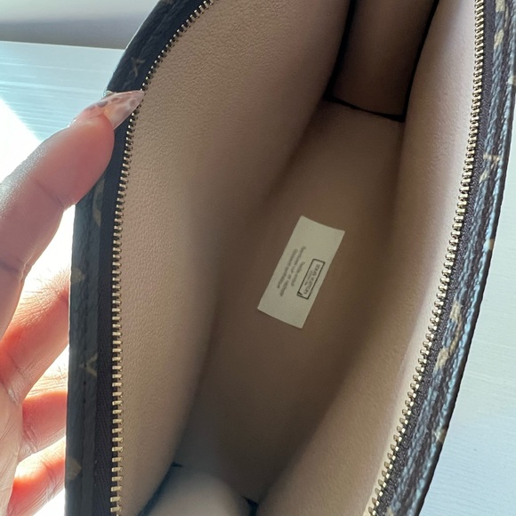 Louis Vuitton Toiletry 26 Pouch - Picture 10 of 15
